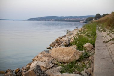 Uzun kuraklık döneminden sonra nehir kıyısından çekiliyor