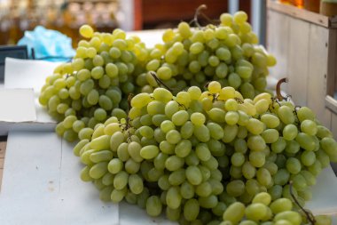 pazarda sergilenen beyaz üzümler
