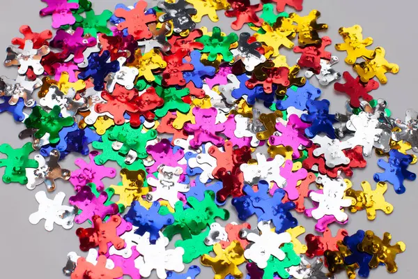 Ayı şekilli konfeti gri yüzeyde izole edilmiş.