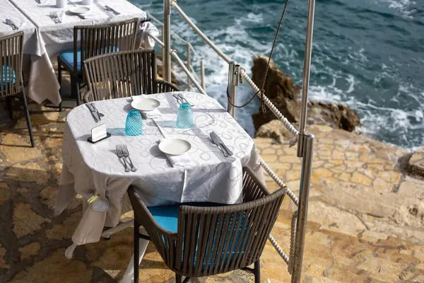 Yaz boyunca boş deniz kenarı restoranı masası