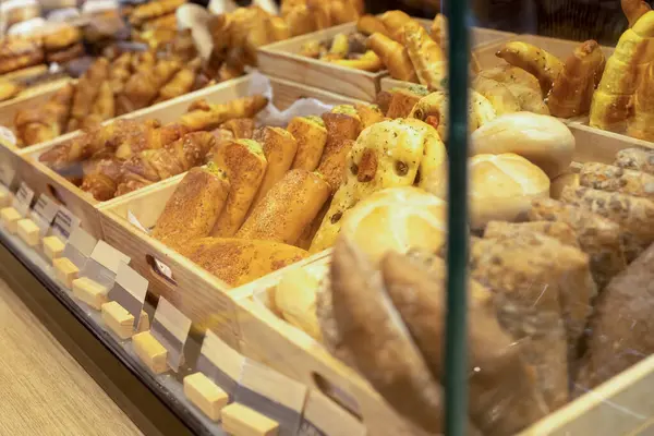 Fırında sergilenen çeşitli ürünler