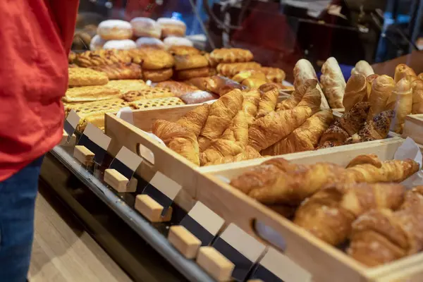 Pastane vitrininde kruvasanlar gösteriliyor