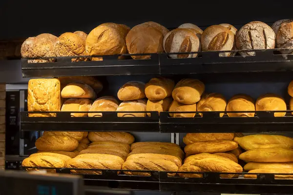 Fırında sergilenen çeşitli ekmek türleri