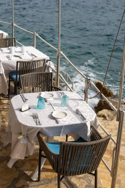 Sahildeki restoranda masa hazırlıyorum.