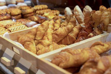 Fırında sergilenen çeşitli ürünler