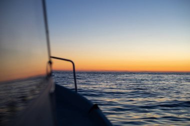 Gün batımına doğru giden balıkçı teknesi