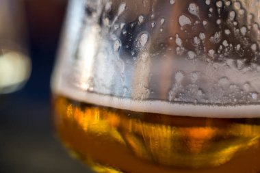 Şarap kadehindeki bira fıçısına yakın çekim.