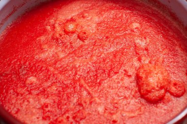 Tencerede pişirilmiş domates sosu.