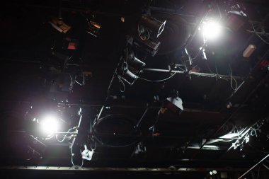 Sahnenin üstündeki tiyatro ışıkları