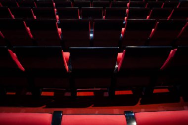 Yukarıdan boş kırmızı koltuklar