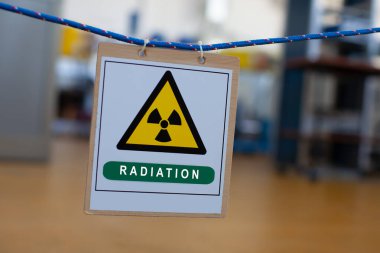 Laboratuvarda radyasyon uyarısı işareti