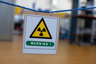 Laboratuvarda radyasyon uyarısı işareti