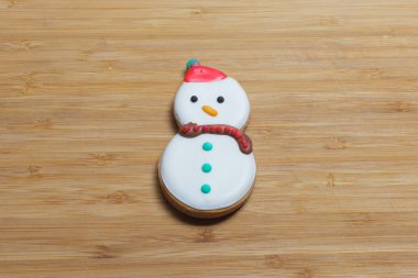 Tahta arka planda kardan adam kurabiyesi