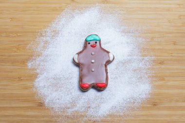 Ahşap arka planda ev yapımı çikolatalı kurabiye