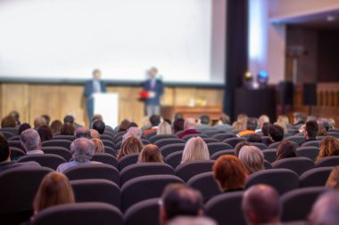 Halk seminerine katılan insanlar