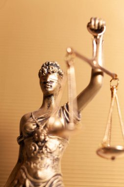 Bayan adalet altın arka planda