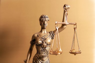 Bayan adalet altın arka planda