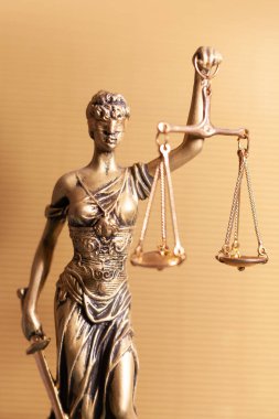 Bayan adalet altın arka planda