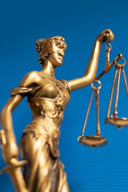 Mavi arka planda altın kadın adaleti