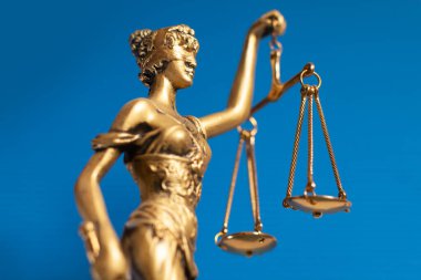 Mavi arka planda altın kadın adaleti