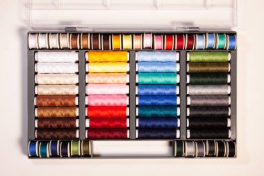 Birçok renkli dikiş iplikleri makaraların üzerine