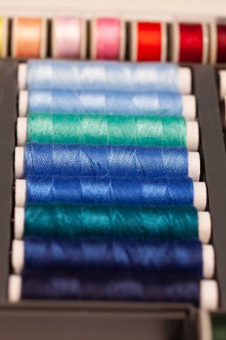 Makaralar üzerinde renkli dikiş ipliği
