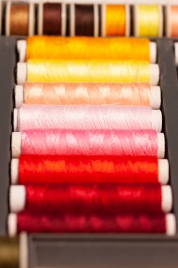 Makaralar üzerinde renkli dikiş ipliği