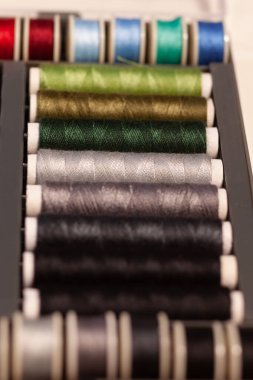 Makaralar üzerinde renkli dikiş ipliği