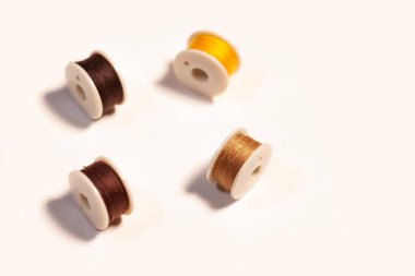 Bobinlere renkli dikiş iplikleri. Beyazlara izole edilmiş.