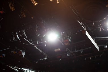 Sahnenin üstündeki tiyatro ışıkları