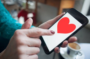 Akıllı telefon kullanan bir kadına yakınlaş.