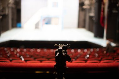 Kırmızı sandalye ile boş tiyatro