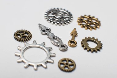 Eski saat parçaları beyaz arkaplanda izole edilir