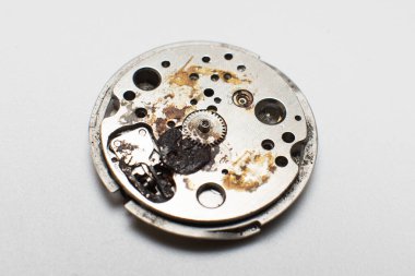 Eski paslı kol saati iç kısmı beyaz arkaplanda izole edilmiş.