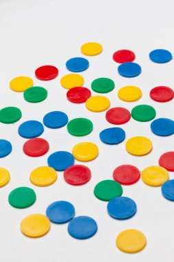 Beyaz arkaplanda izole edilmiş renkli plastik jetonlar