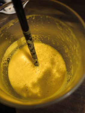 Cam tabanda taze portakal suyu