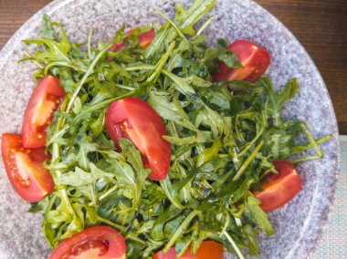 Domatesli taze roket salatası