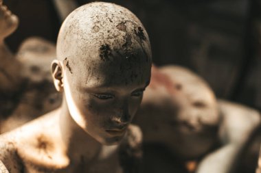 Kirli eski manken bebek kafası