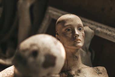 Depoda yaşlı manken kafası var.