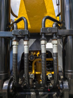 bir makinede birçok hidrolik hortum