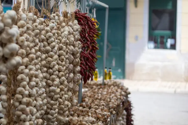 Markette sergilenen sarımsak demeti