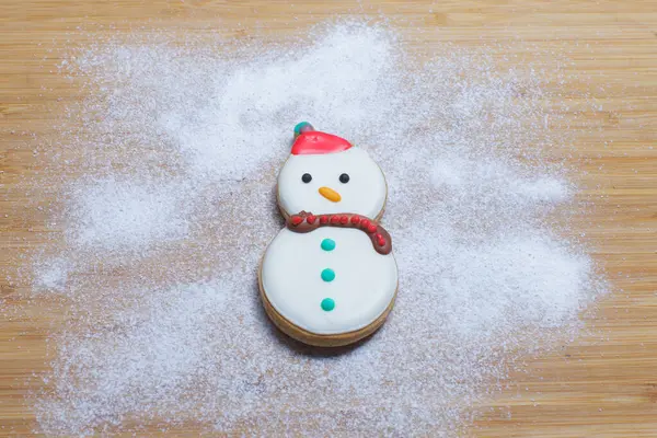 Şekerli arka planda kardan adam kurabiyesi