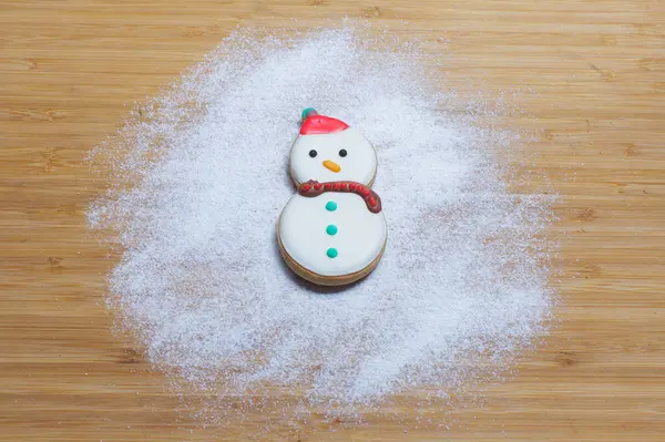 Şekerli arka planda kardan adam kurabiyesi