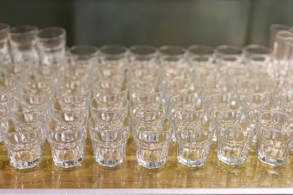 Masada bir sürü içki bardağı var.