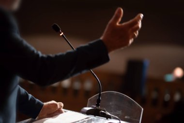 Tanınmayan bir adamın konuşması var.