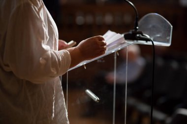 Tanımlanamayan kadın konuşma yapıyor.