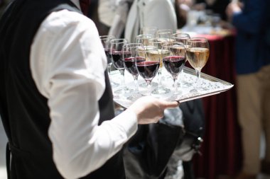 Garson partide şarap servisi yapıyor.