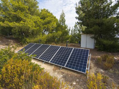 Bahçedeki küçük güneş enerjisi santrali