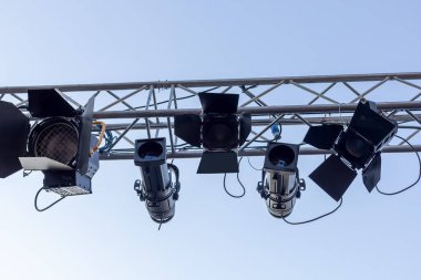 Bir sürü konser ışığı söndü.