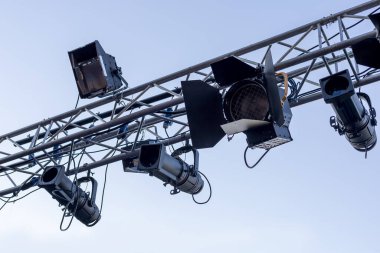 Bir sürü konser ışığı söndü.